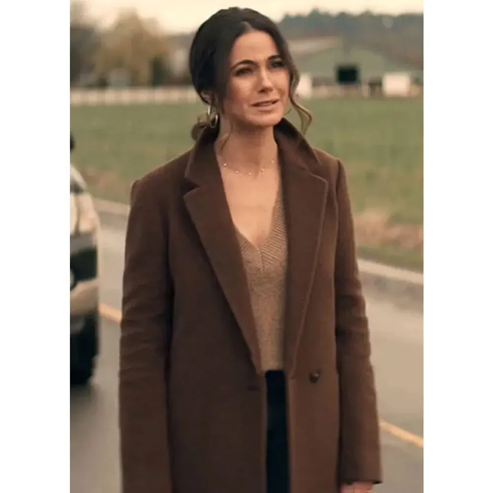 Superman & Lois S02 Emmanuelle Chriqui Coat